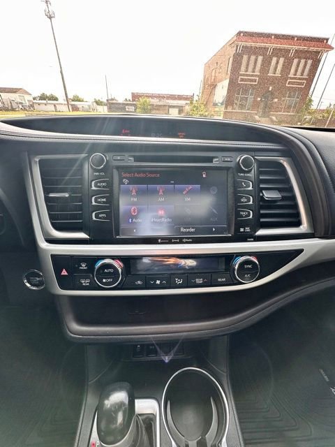 Used 2019 Toyota Highlander XLE FWD image 13