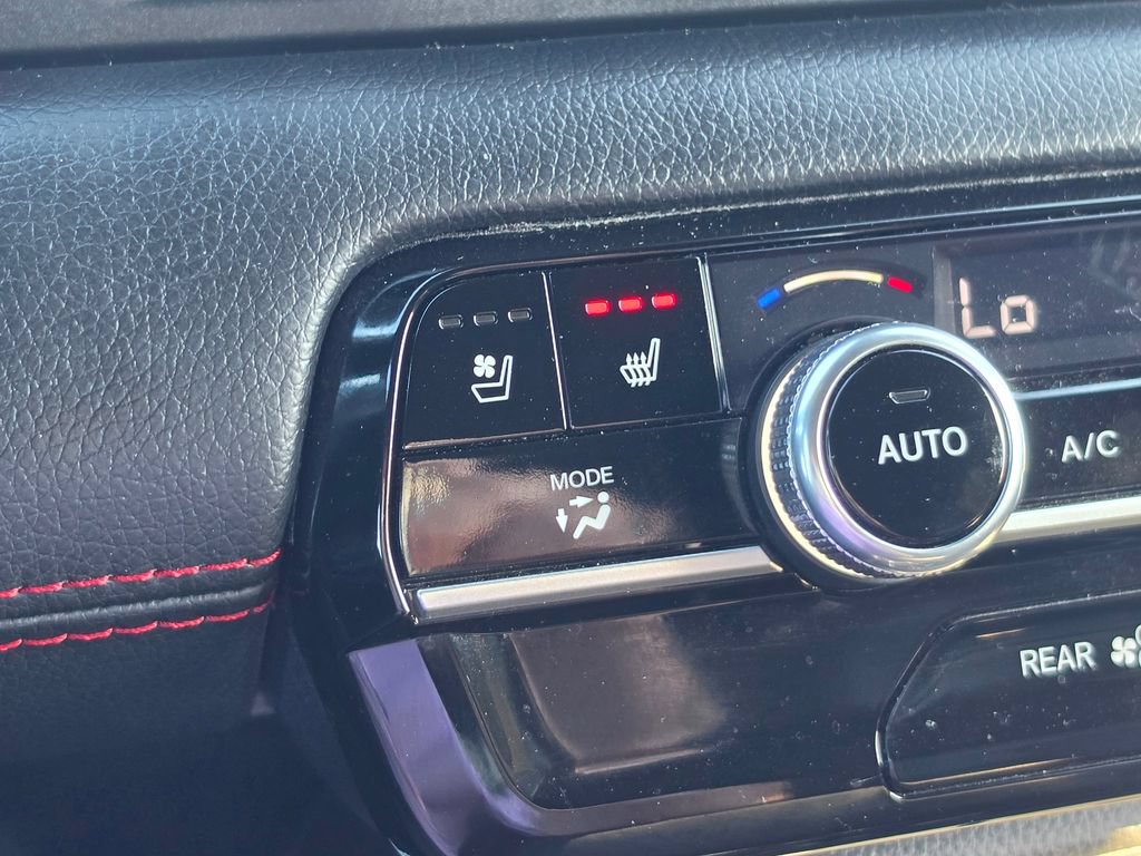Used 2025 Honda Pilot Black Edition image 31