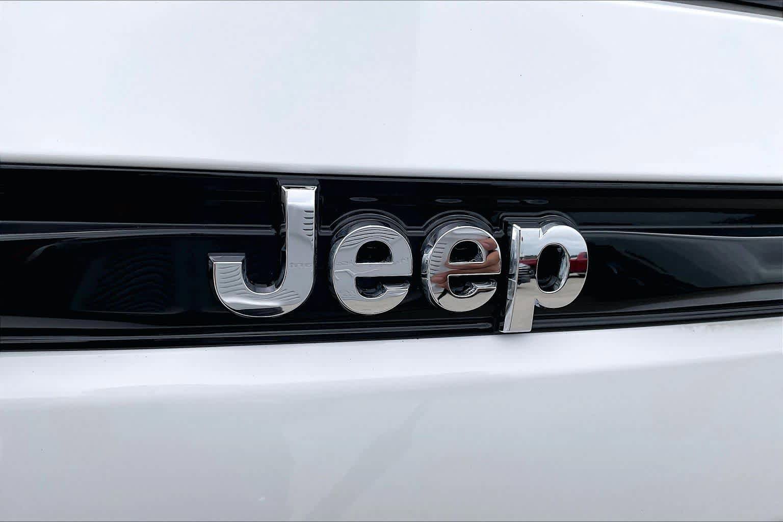 Used 2023 Jeep Grand Cherokee Limited w/ Trailer Tow Prep Group (B) RWD image 30