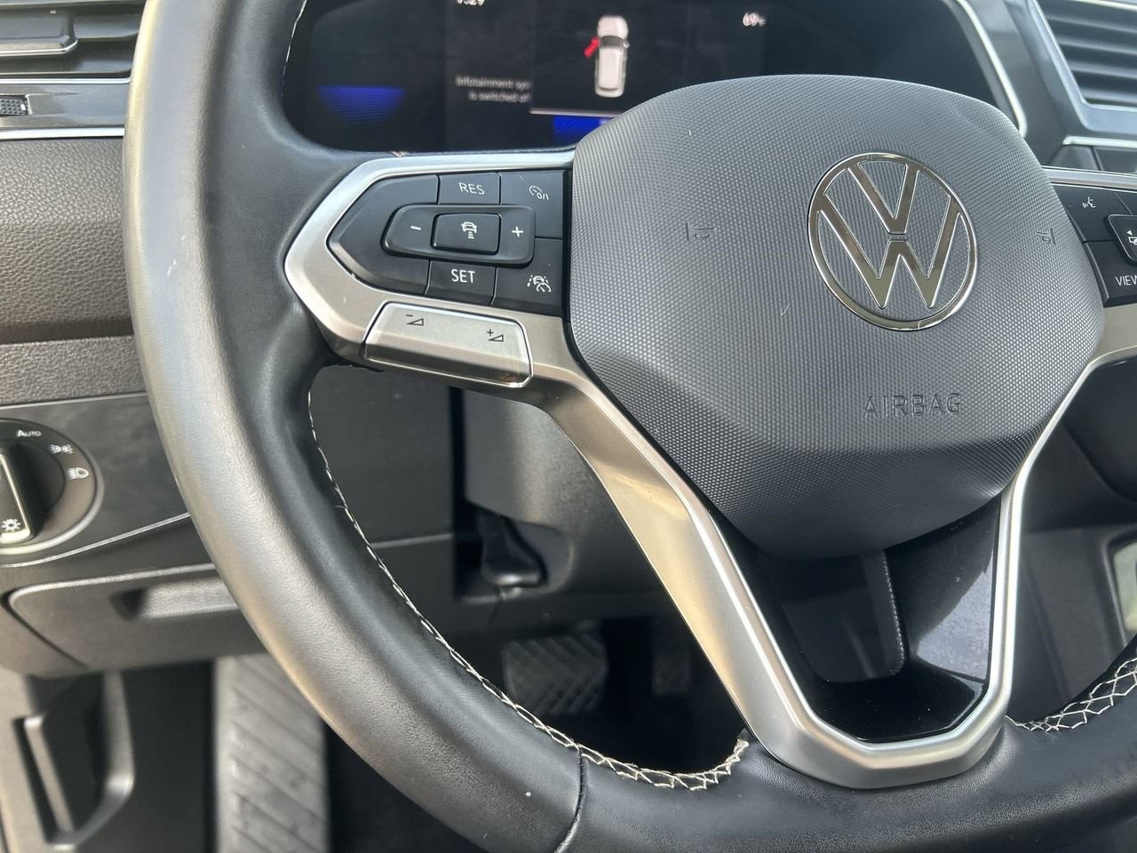 Used 2023 Volkswagen Tiguan SE w/ Panoramic Sunroof Package FWD image 22