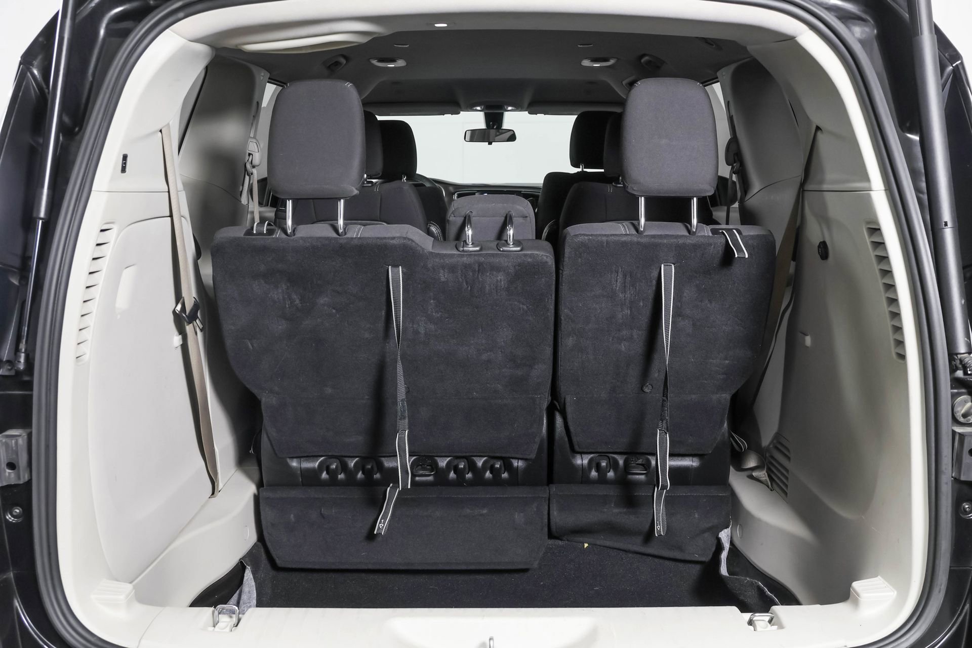 Used 2022 Chrysler Voyager LX image 38