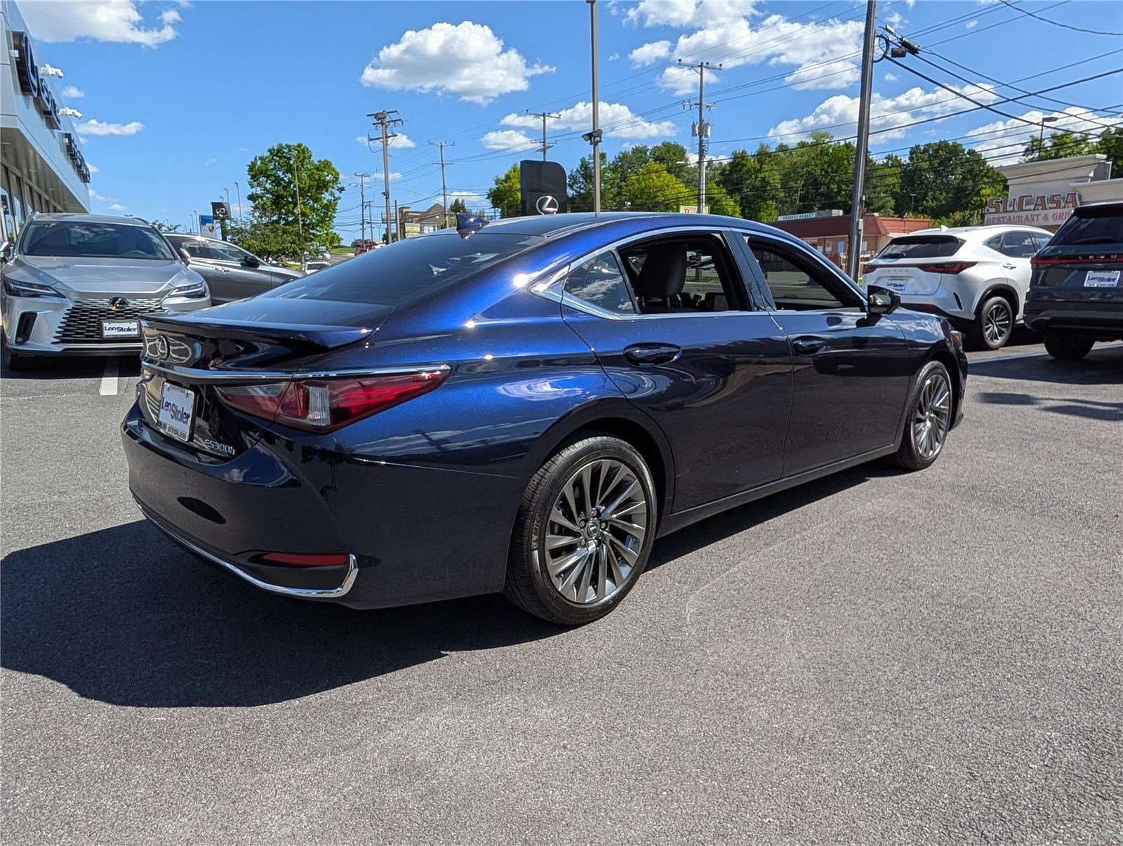 Used 2025 Lexus ES 300h w/ Technology Package FWD image 3