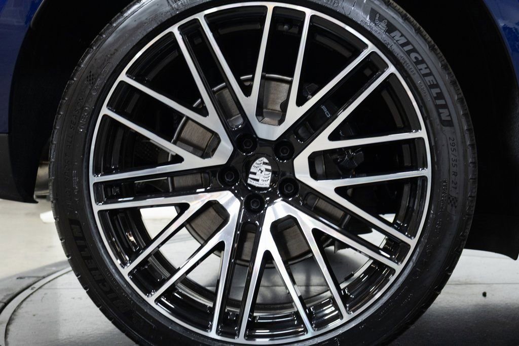 Certified 2025 Porsche Macan image 23