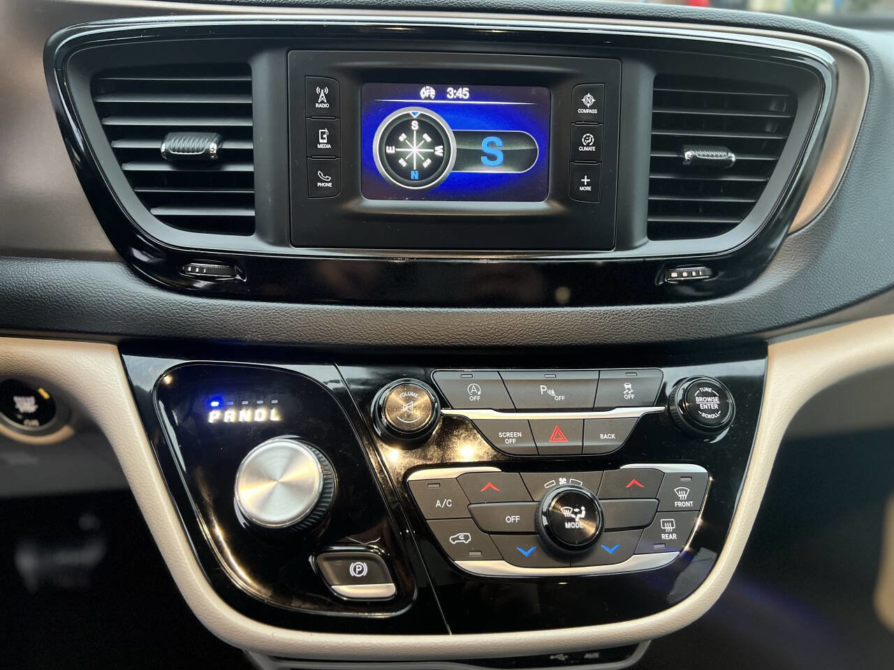 Used 2017 Chrysler Pacifica Touring image 11