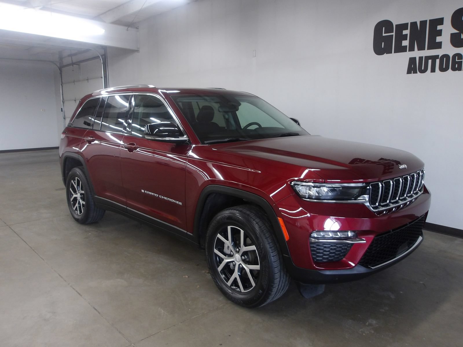 Used 2023 Jeep Grand Cherokee Limited AWD/4WD image 4