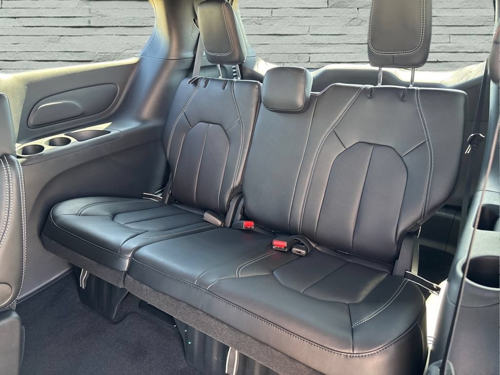 New 2025 Chrysler Pacifica Select FWD image 18