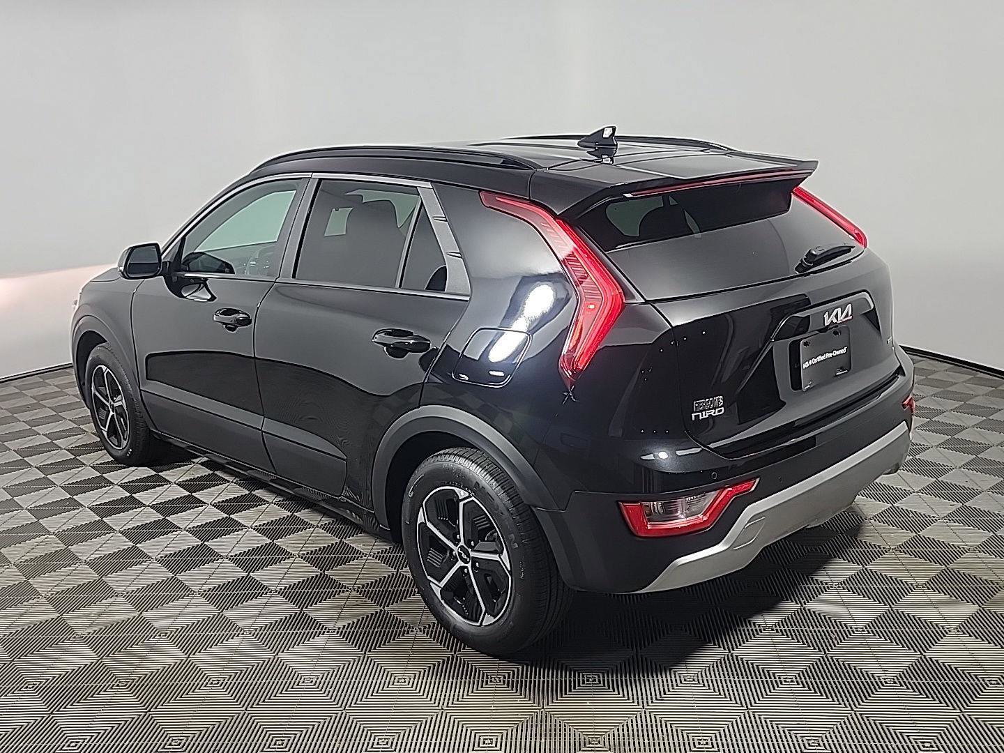 Used 2025 Kia Niro EX image 10