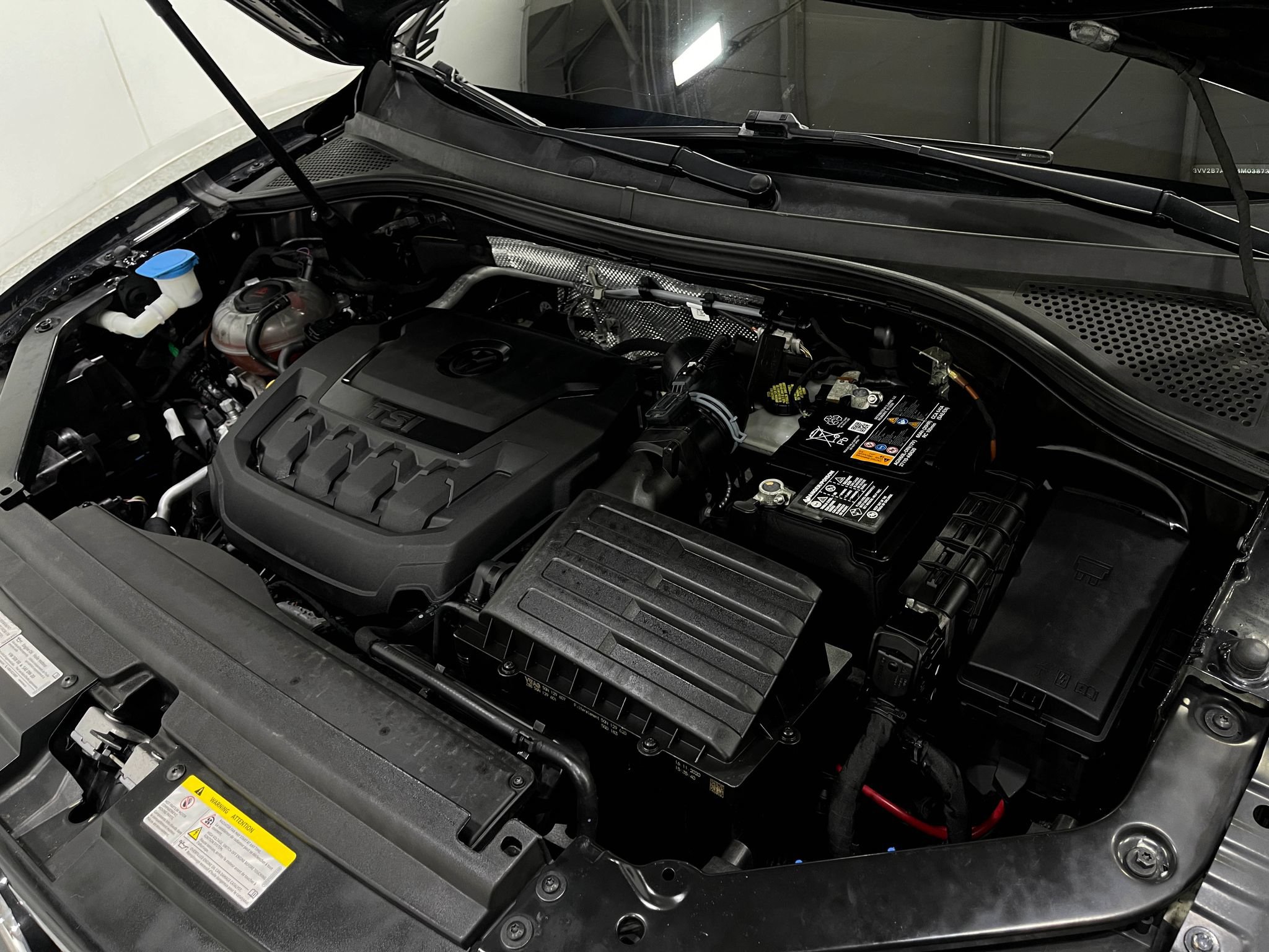 Used 2021 Volkswagen Tiguan SEL AWD/4WD image 28