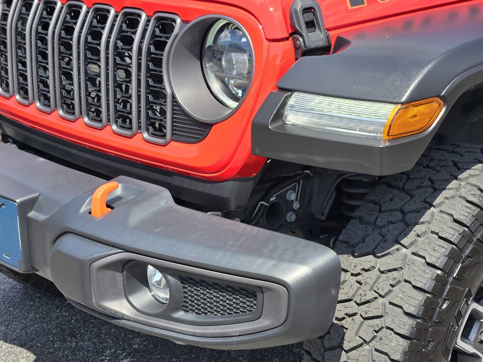 Used 2024 Jeep Gladiator Mojave w/ Safety Group AWD/4WD image 9