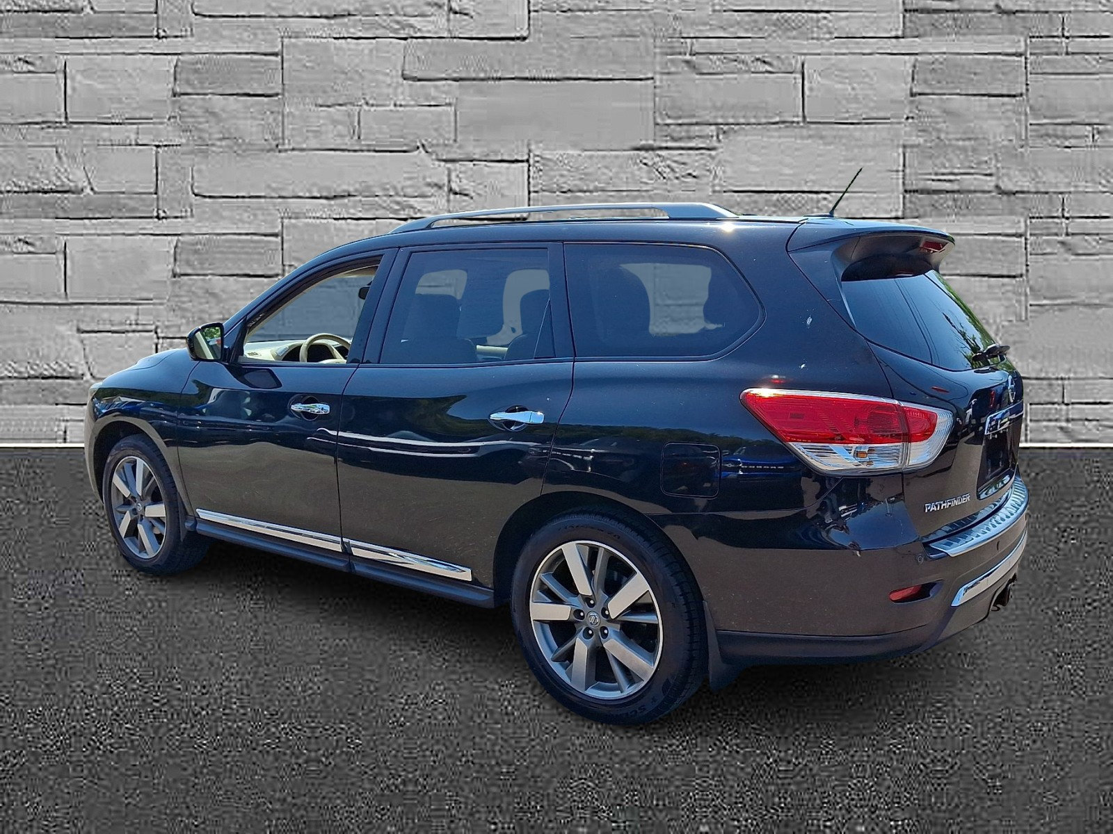 Used 2015 Nissan Pathfinder Platinum w/ Family Entertainment Package AWD/4WD image 7