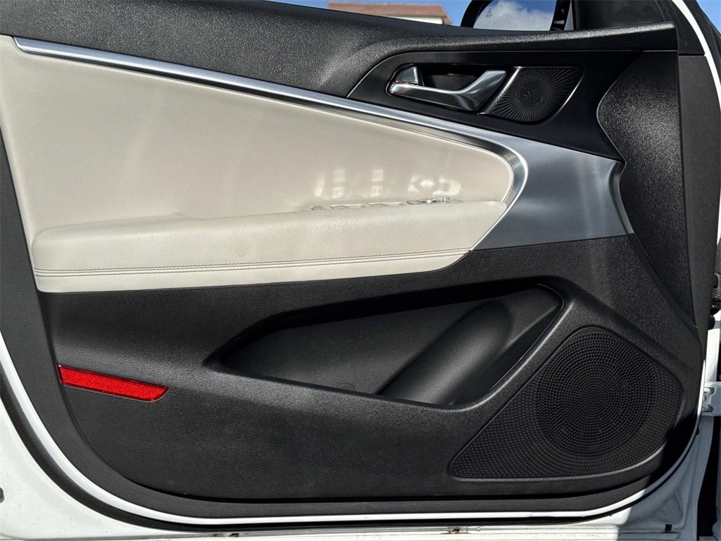 Used 2025 Genesis G70 2.5T image 14