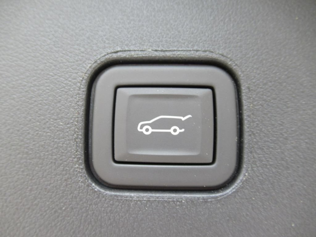 Certified 2025 Cadillac Lyriq Luxury w/ LPO, Floor Liner Package AWD/4WD image 40