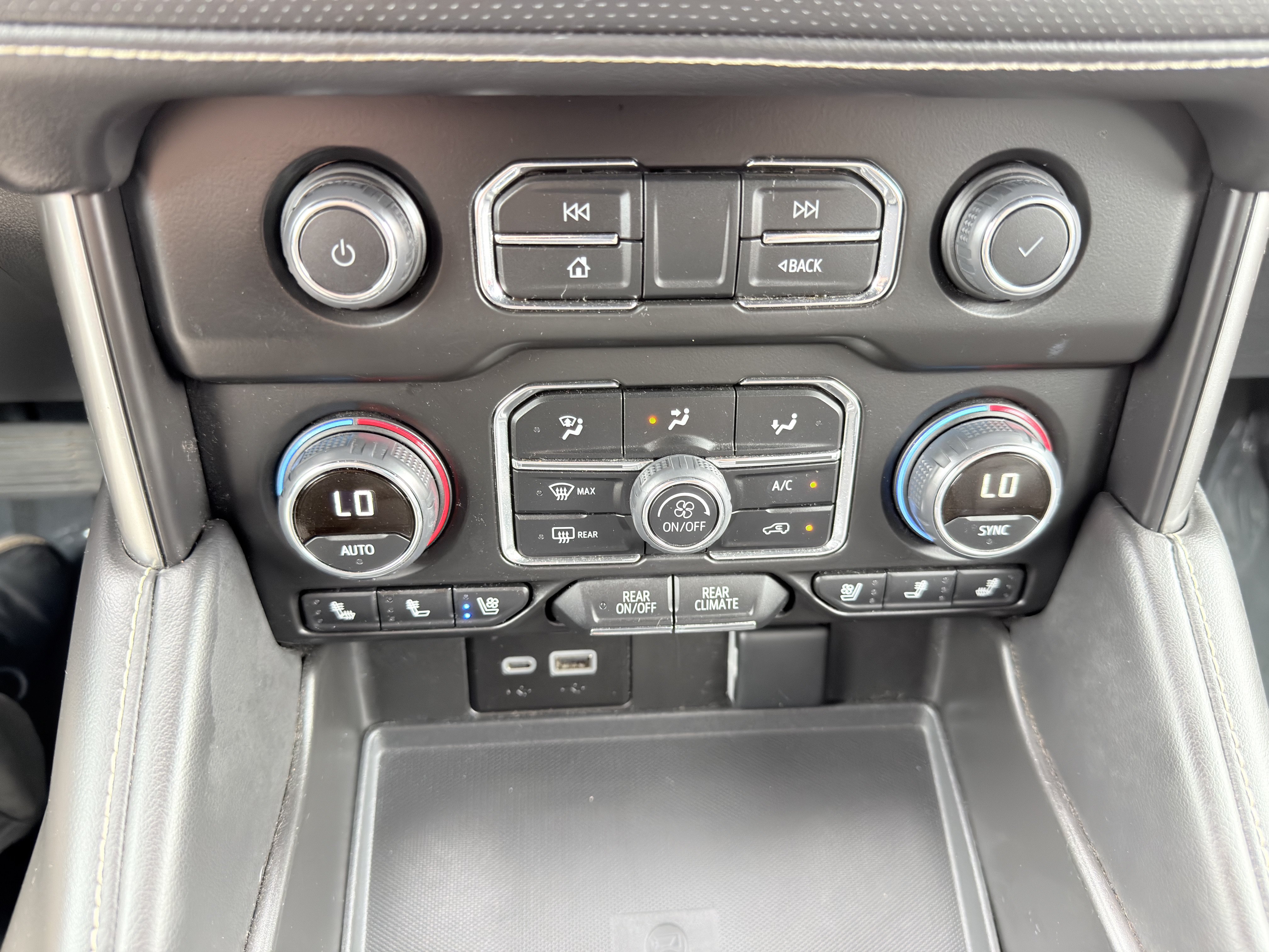 Used 2024 Chevrolet Suburban Premier AWD/4WD image 35
