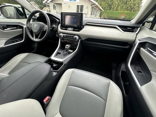 Used 2021 Toyota RAV4 XLE Premium image 16