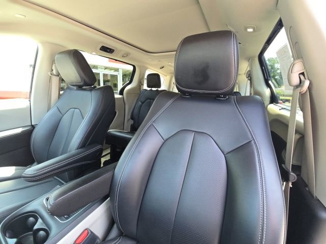 Used 2023 Chrysler Pacifica Touring-L FWD image 22