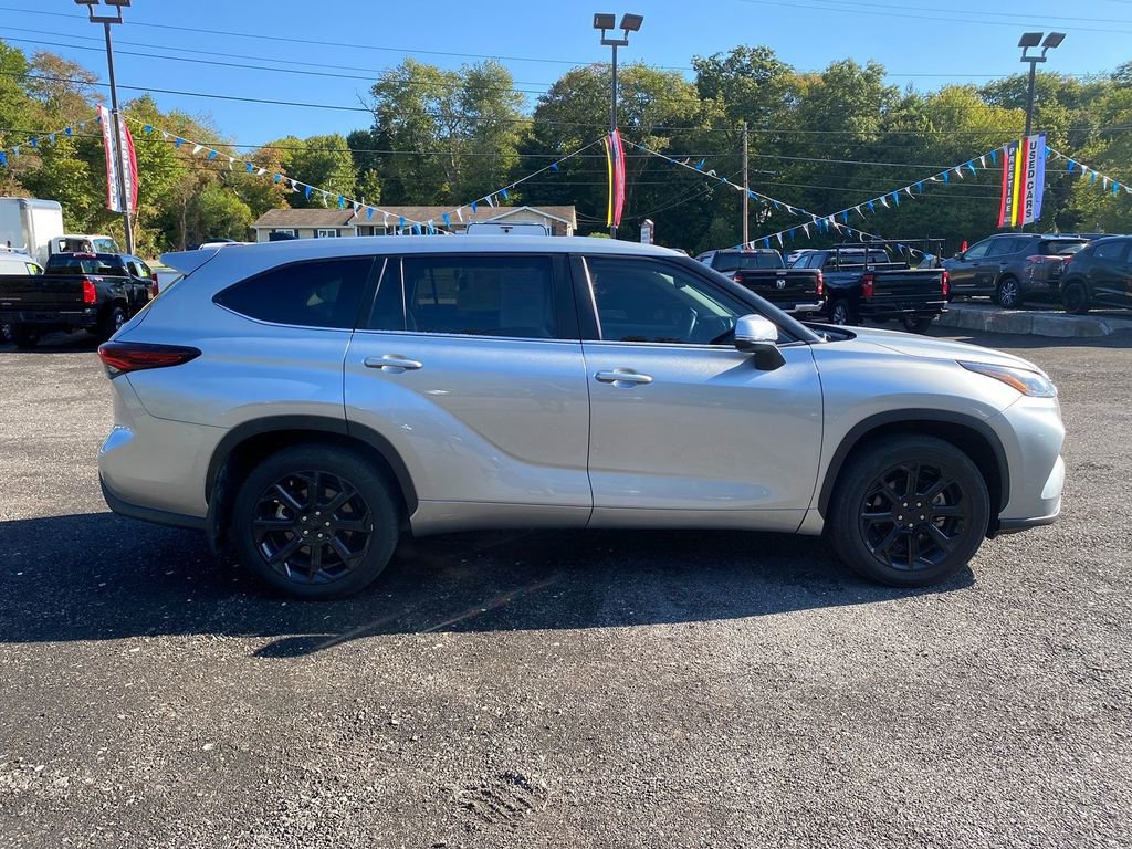 Used 2024 Toyota Highlander LE image 4