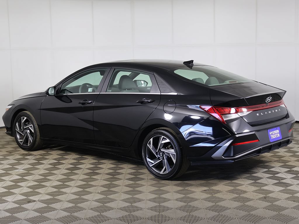 Used 2024 Hyundai Elantra SEL w/ Convenience Package FWD image 10