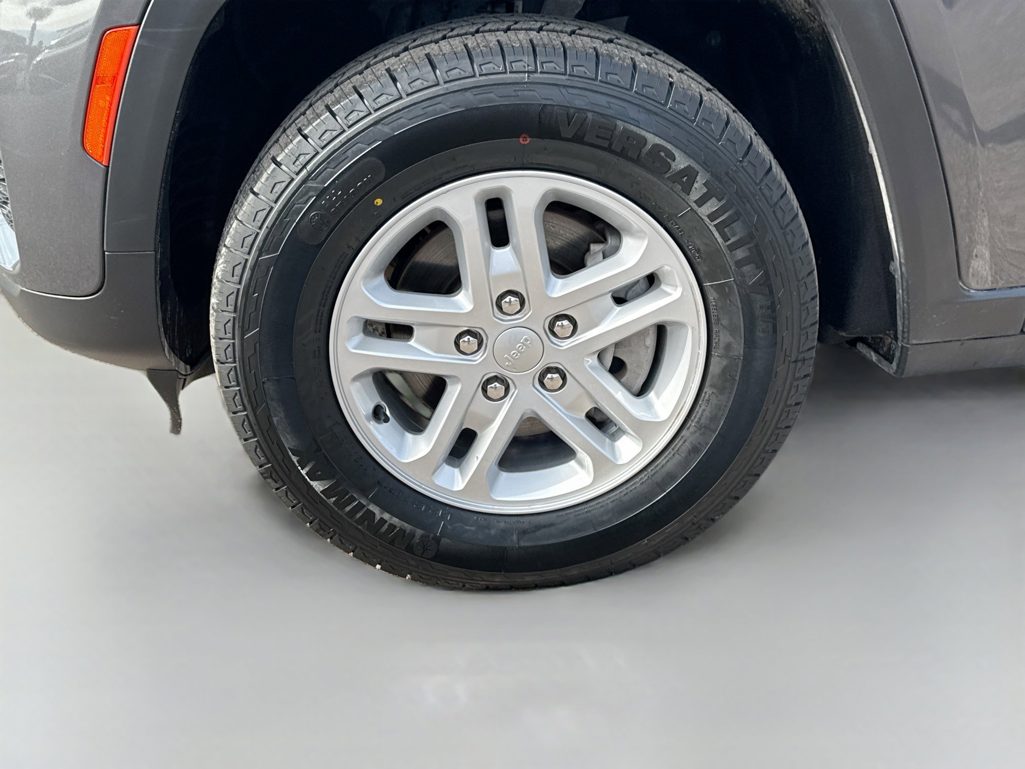 Used 2024 Jeep Grand Cherokee Laredo image 41