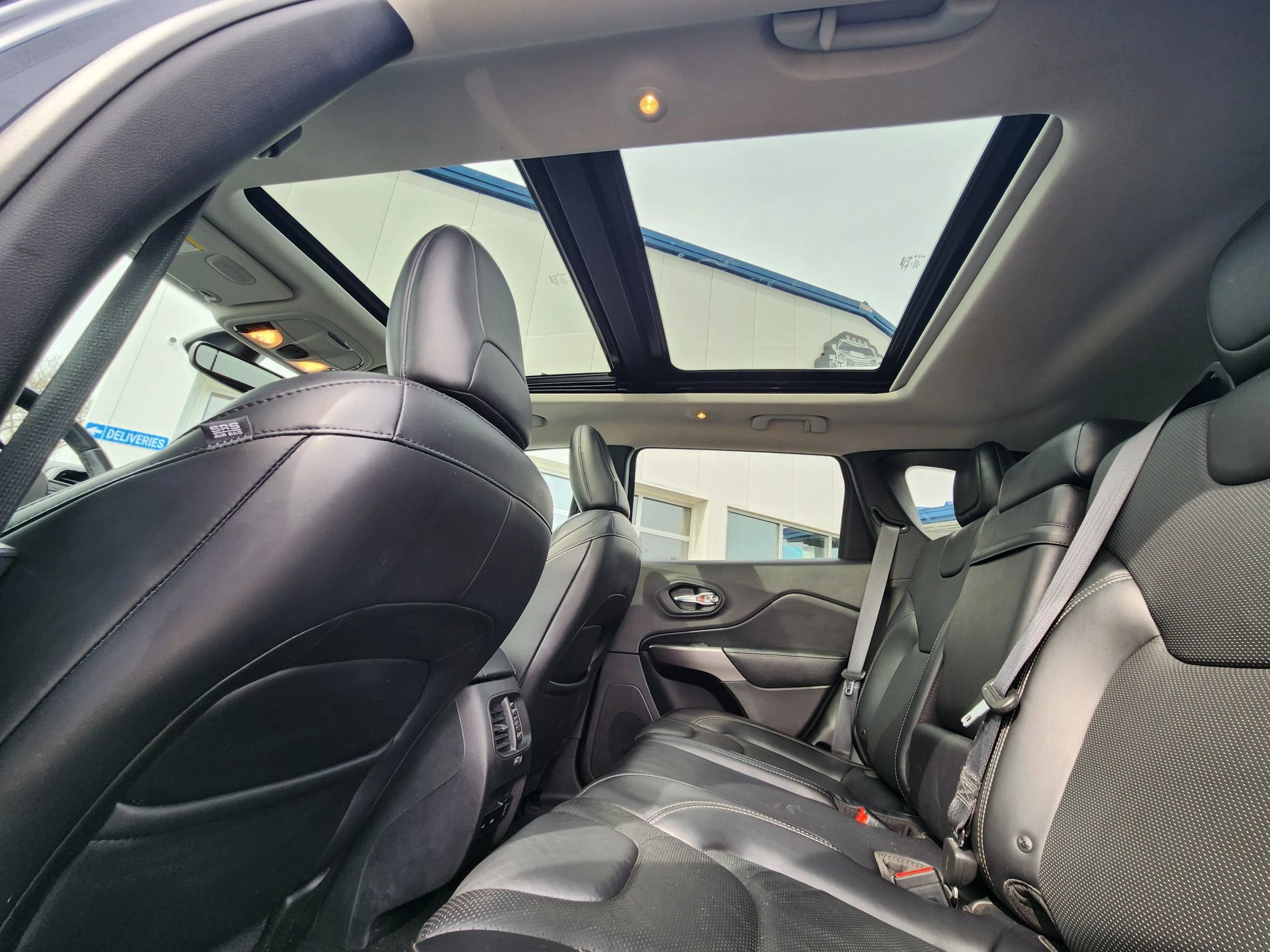 Used 2019 Jeep Cherokee Limited AWD/4WD image 43