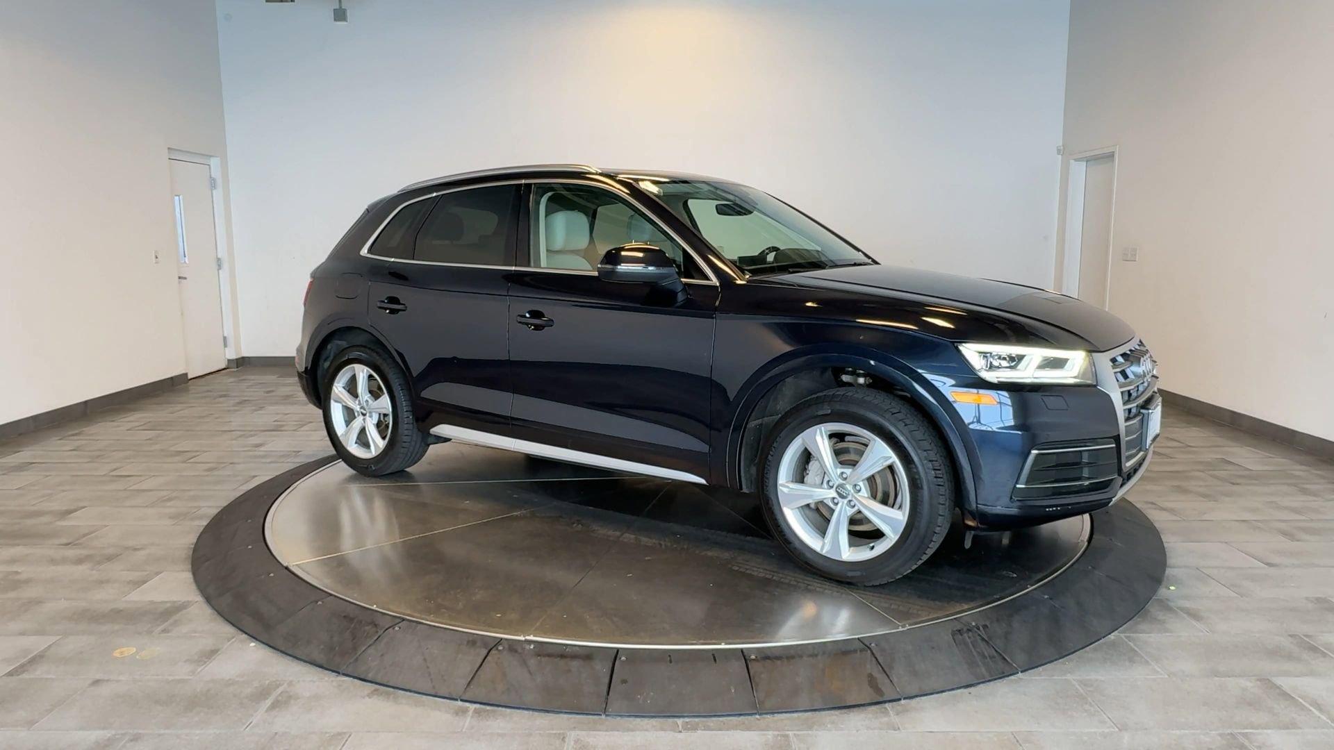 Used 2020 Audi Q5 2.0T Premium Plus w/ Premium Plus Package AWD/4WD image 2