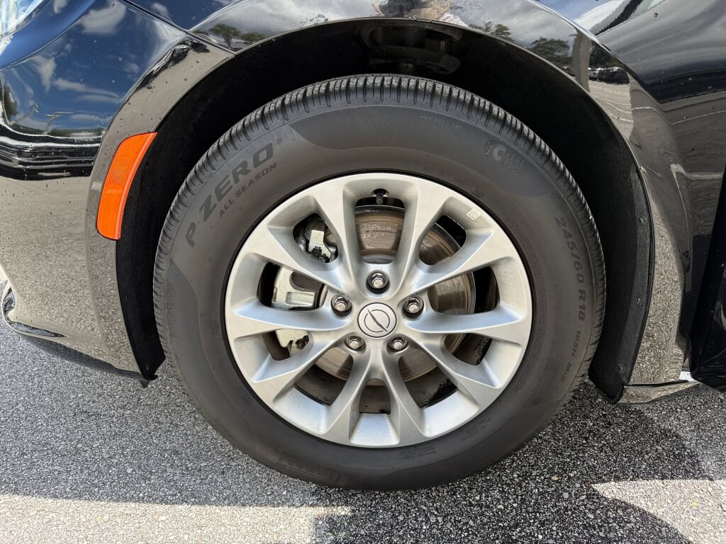 Used 2026 Chrysler Pacifica Limited FWD image 40