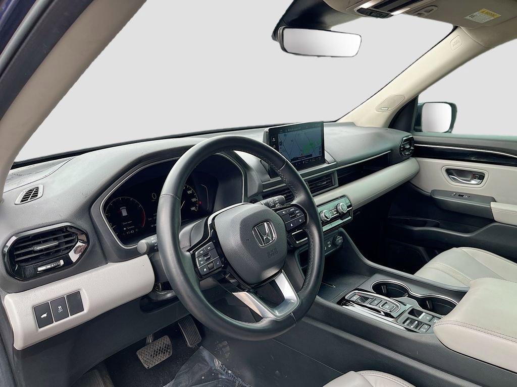 Used 2025 Honda Pilot Touring image 9