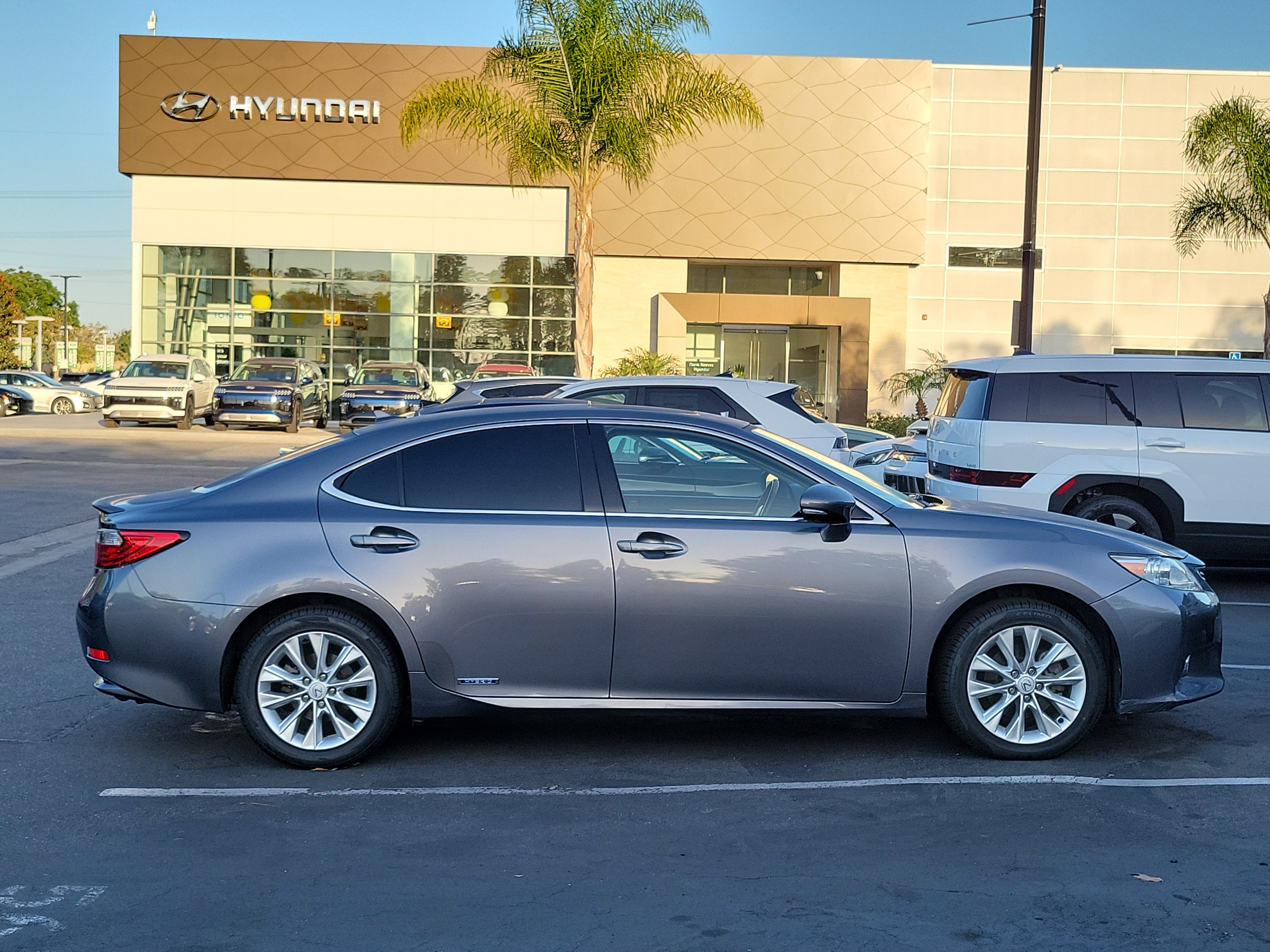 Used 2014 Lexus ES 300h w/ Luxury Package w/Bamboo Trim FWD image 6
