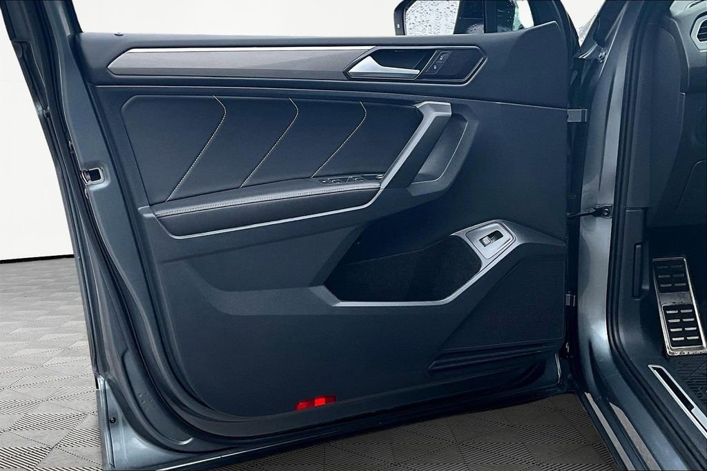 Used 2024 Volkswagen Tiguan SE R-Line image 23