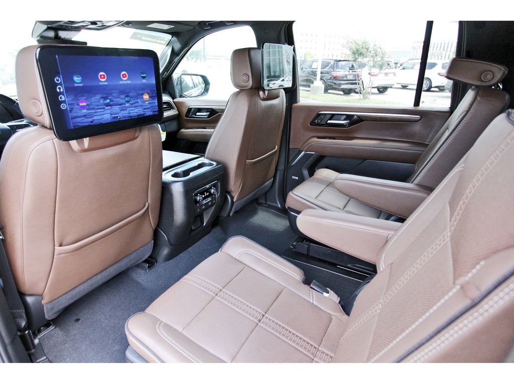 Used 2025 Chevrolet Suburban High Country AWD/4WD image 10