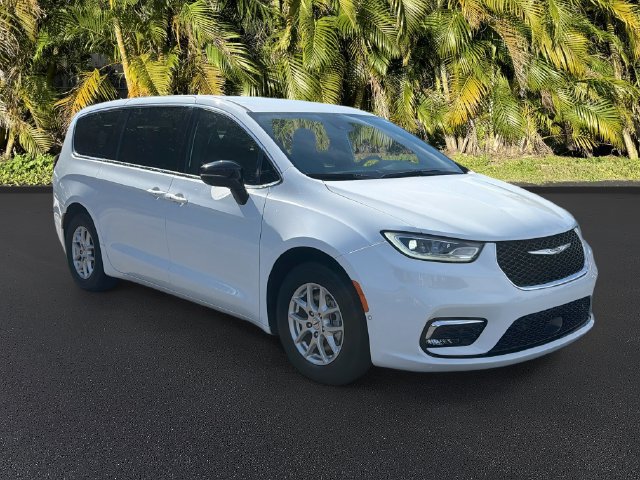 Used 2025 Chrysler Pacifica Select FWD image 2