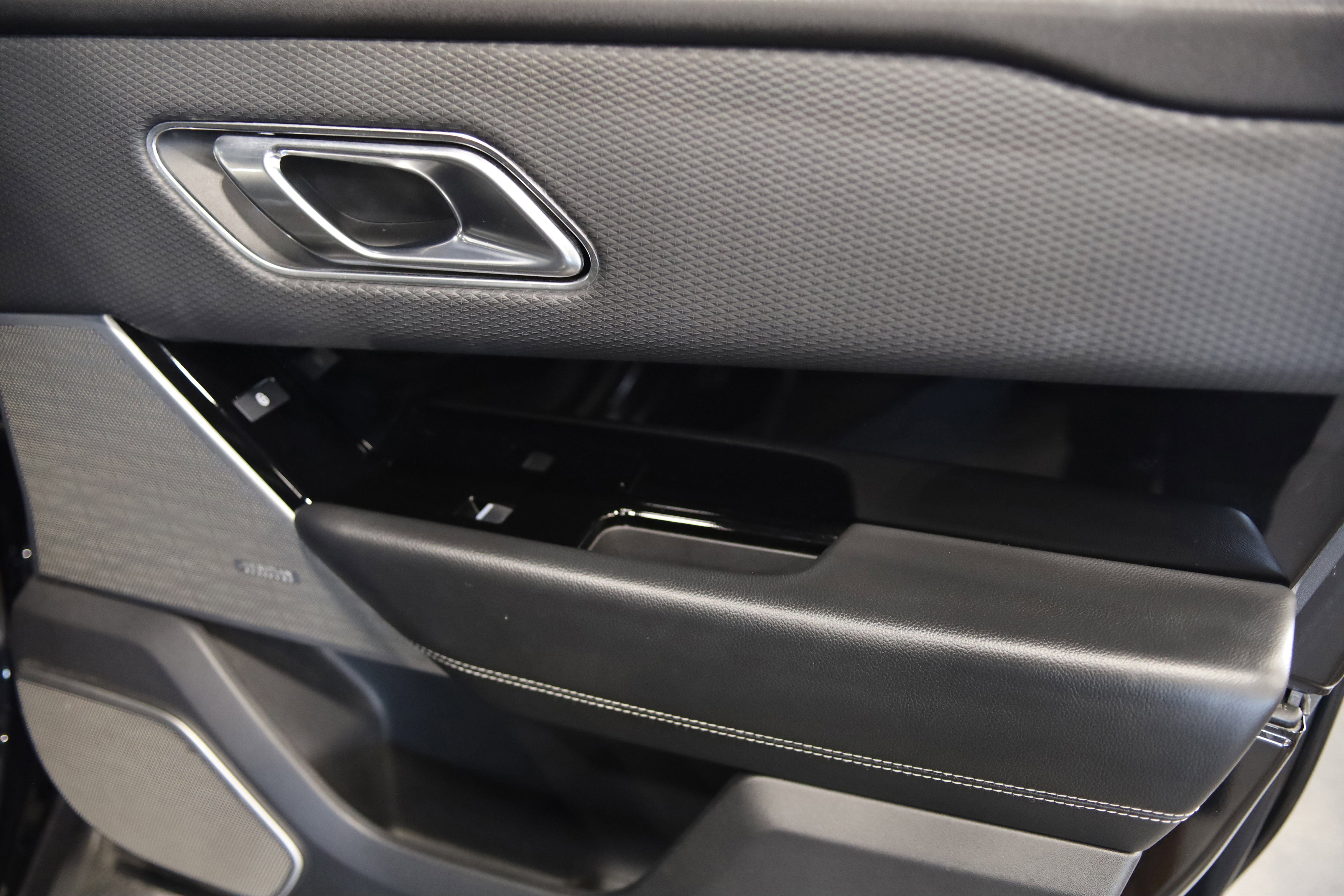 Used 2019 Land Rover Range Rover Velar R-Dynamic SE image 37