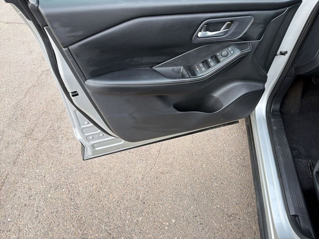 Used 2025 Nissan Rogue SV image 21