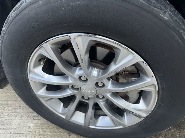 Used 2019 Jeep Cherokee Latitude Plus w/ Comfort/Convenience Group image 9