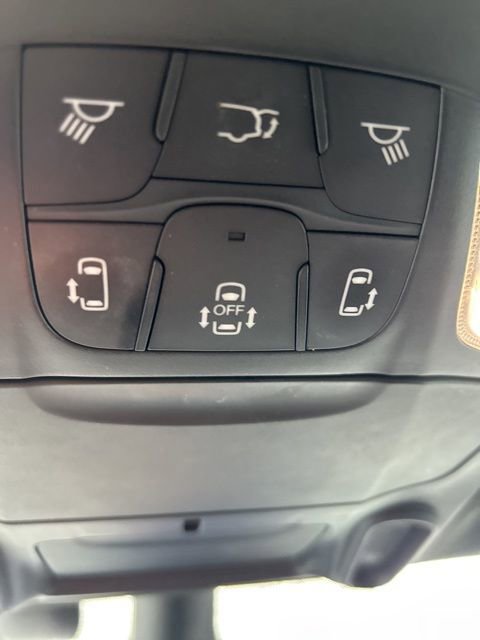 Used 2018 Chrysler Pacifica Limited image 36