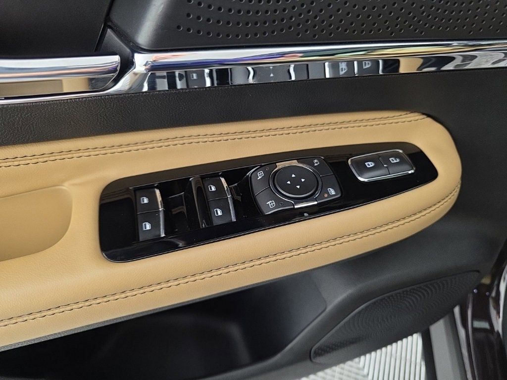 Used 2023 Lincoln Corsair Reserve w/ Equipment Group 201A image 13