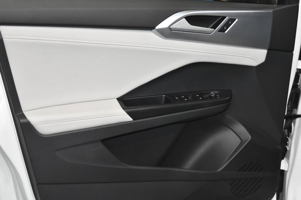 Certified 2025 Volkswagen Taos SE w/ Panoramic Sunroof Package image 4