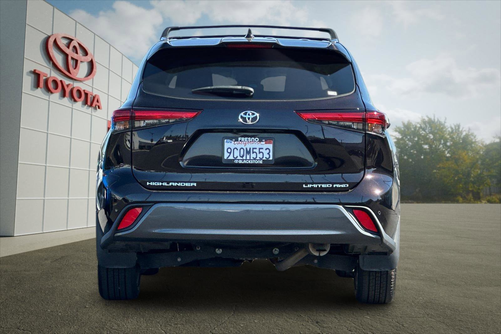 Used 2022 Toyota Highlander Limited AWD/4WD image 4