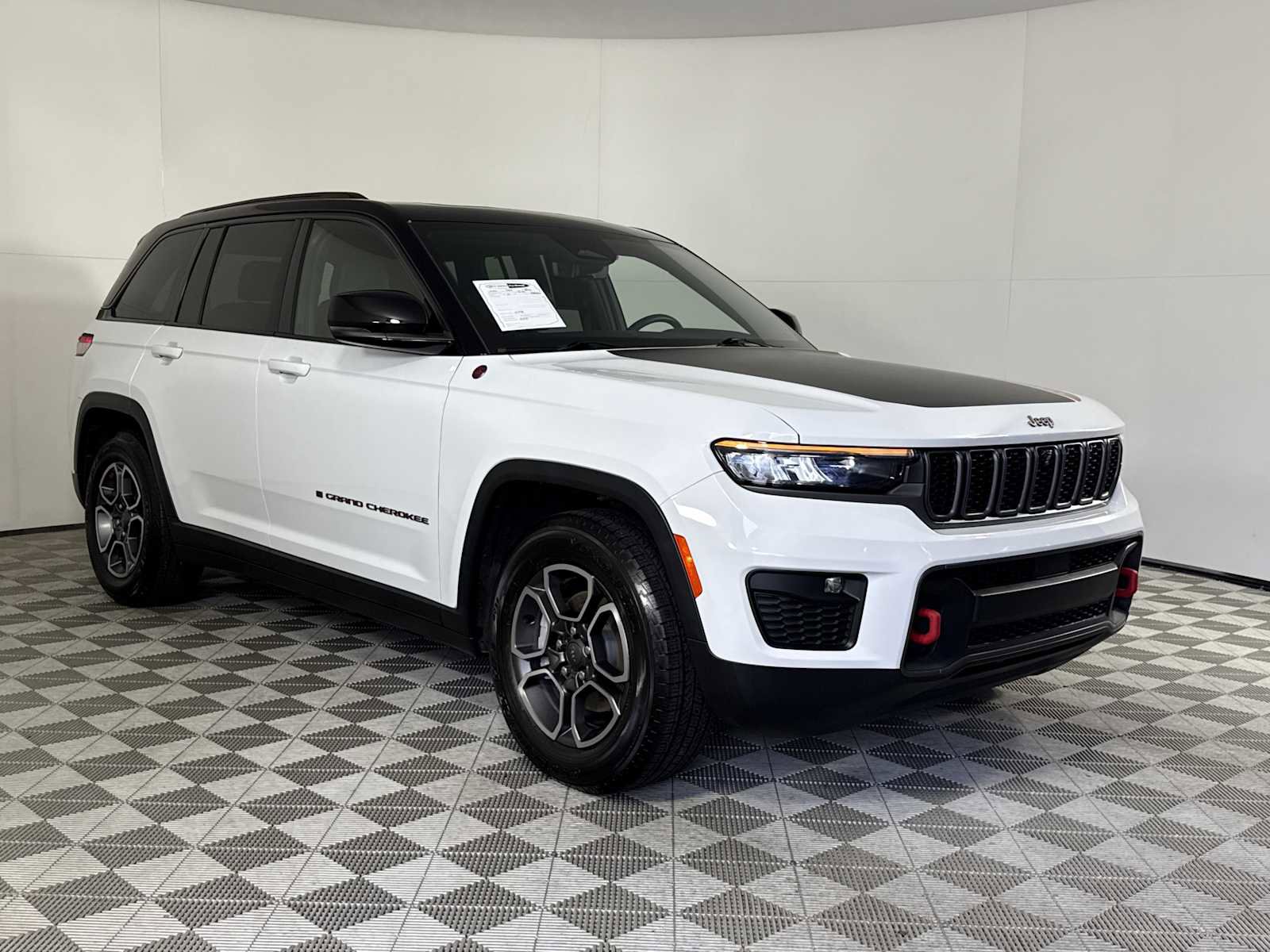 Used 2022 Jeep Grand Cherokee Trailhawk w/ Luxury Tech Group III image 2