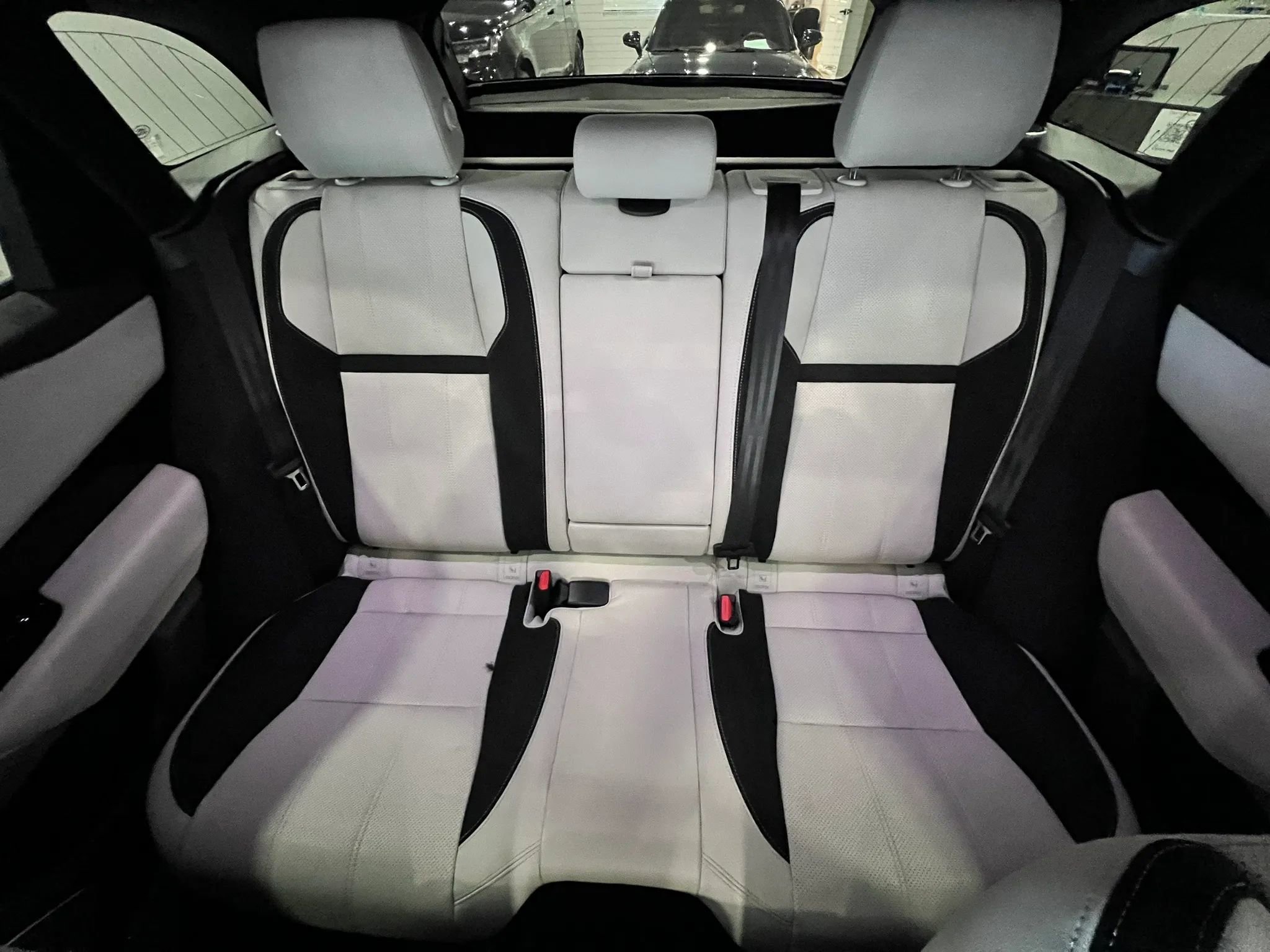 Used 2019 Land Rover Range Rover Velar R-Dynamic SE AWD/4WD image 9