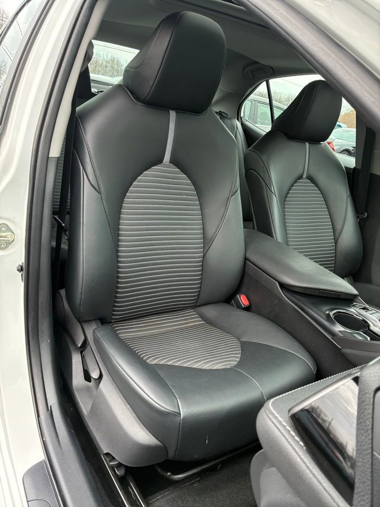 Used 2020 Toyota Camry SE w/ Sunroof Package image 18