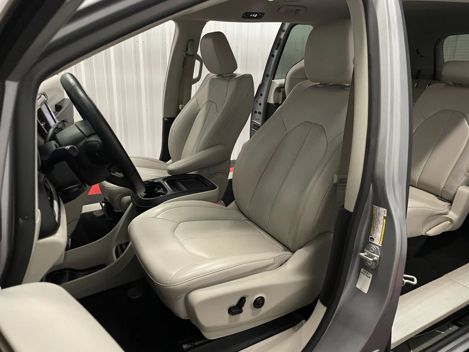 Used 2021 Chrysler Voyager Lxi FWD image 34