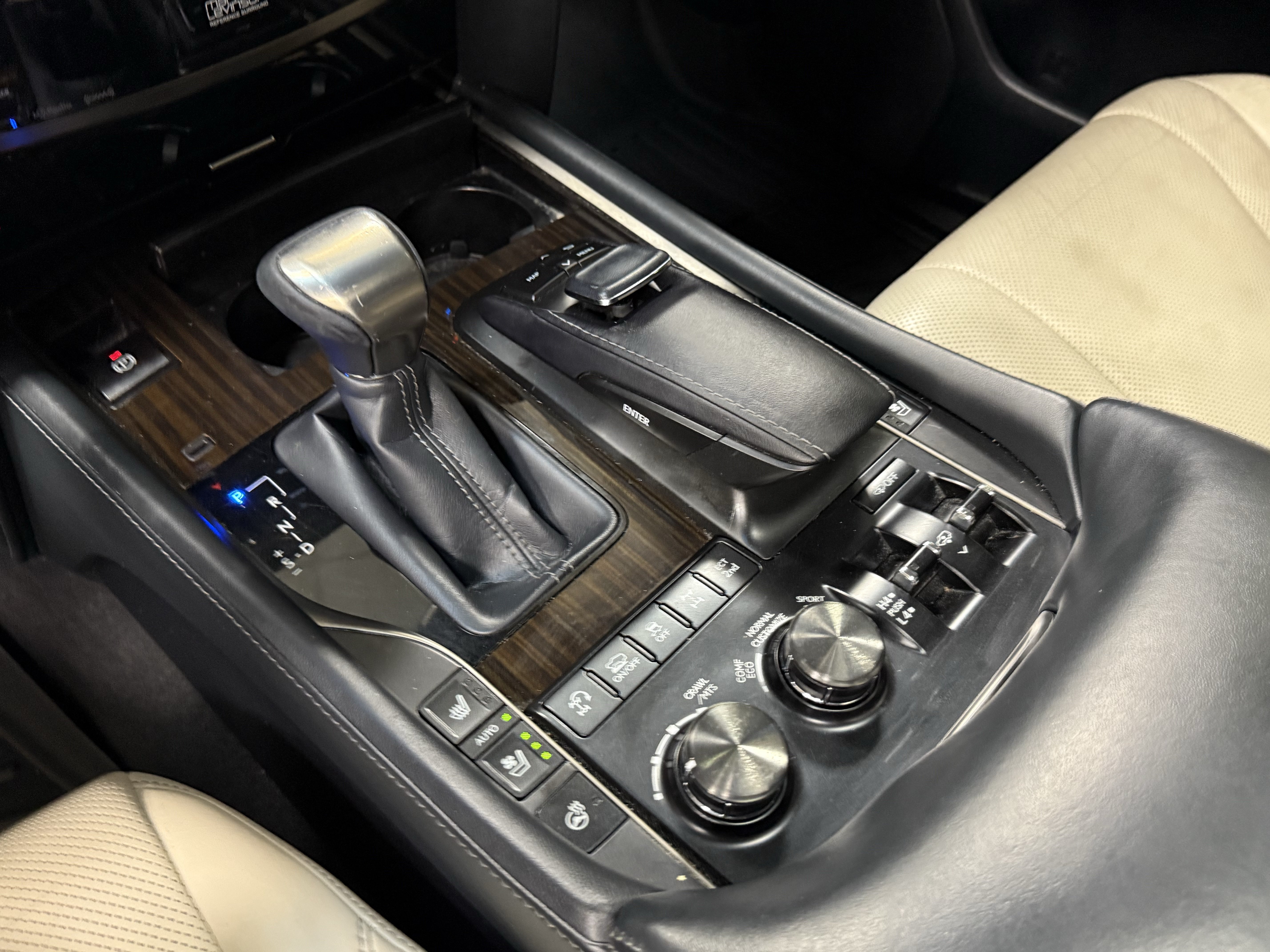 Used 2019 Lexus LX 570 4WD w/ Inspiration Series image 25