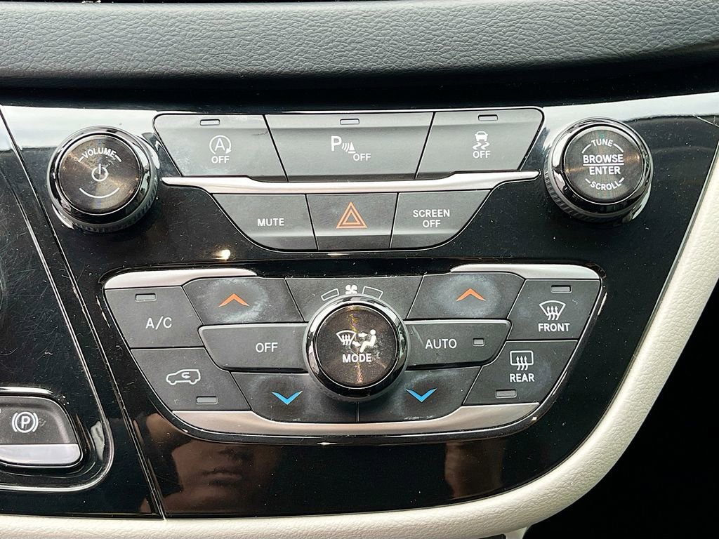 Used 2018 Chrysler Pacifica Touring Plus w/ Tire & Wheel Group FWD image 24