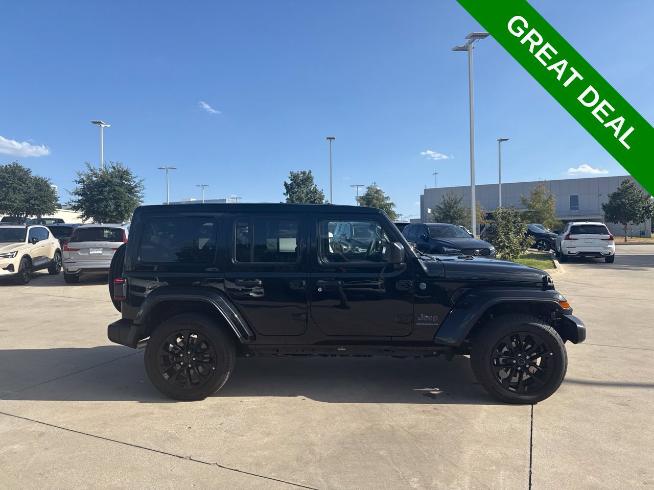 Used 2025 Jeep Wrangler Unlimited Sahara w/ Safety Group AWD/4WD image 4