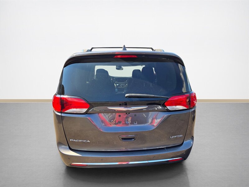 Used 2017 Chrysler Pacifica Limited FWD image 5