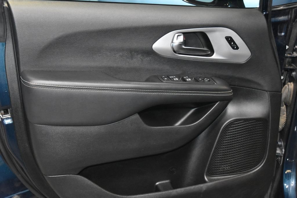 Used 2025 Chrysler Pacifica Limited image 4