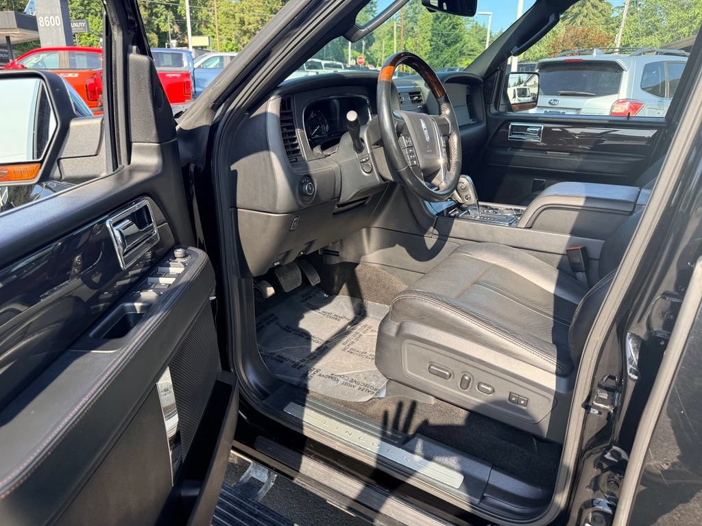 Used 2017 Lincoln Navigator Reserve AWD/4WD image 16