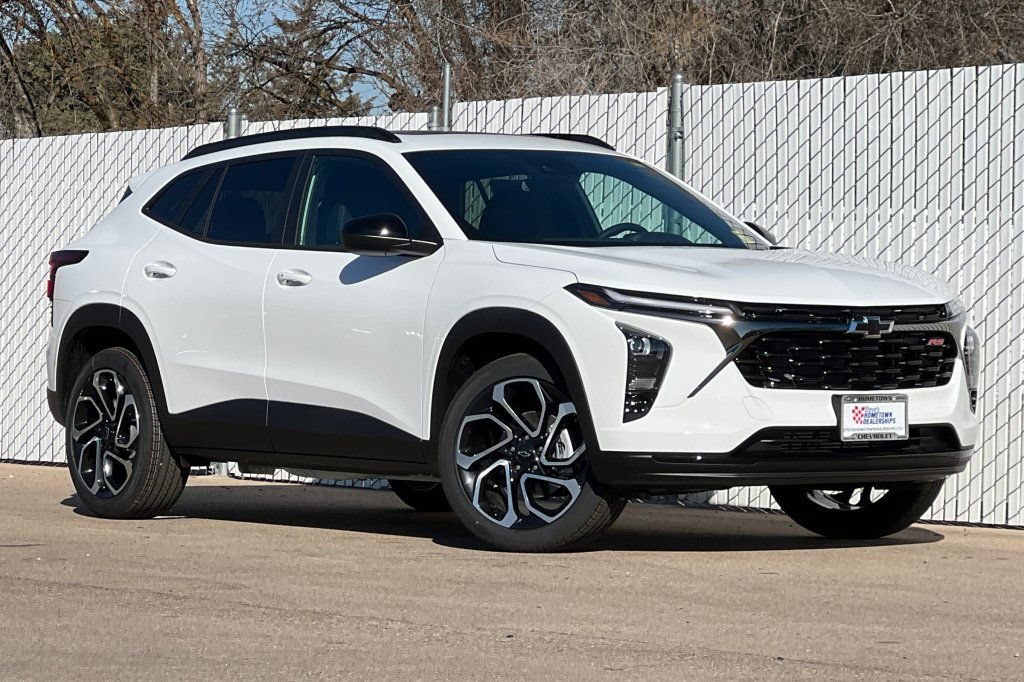 New 2026 Chevrolet Trax RS w/ Sunroof Package FWD image 2