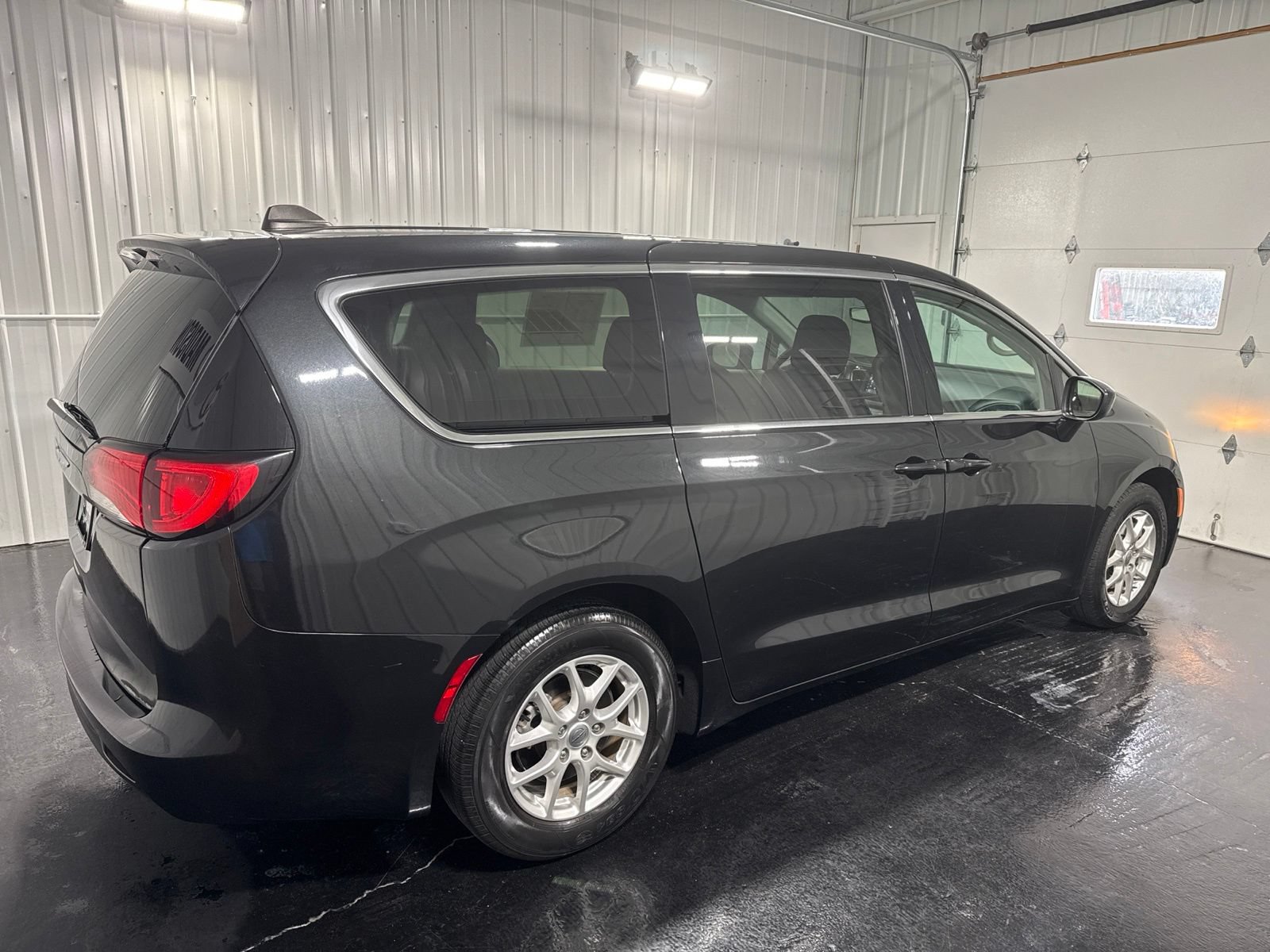 Used 2023 Chrysler Voyager LX FWD image 5