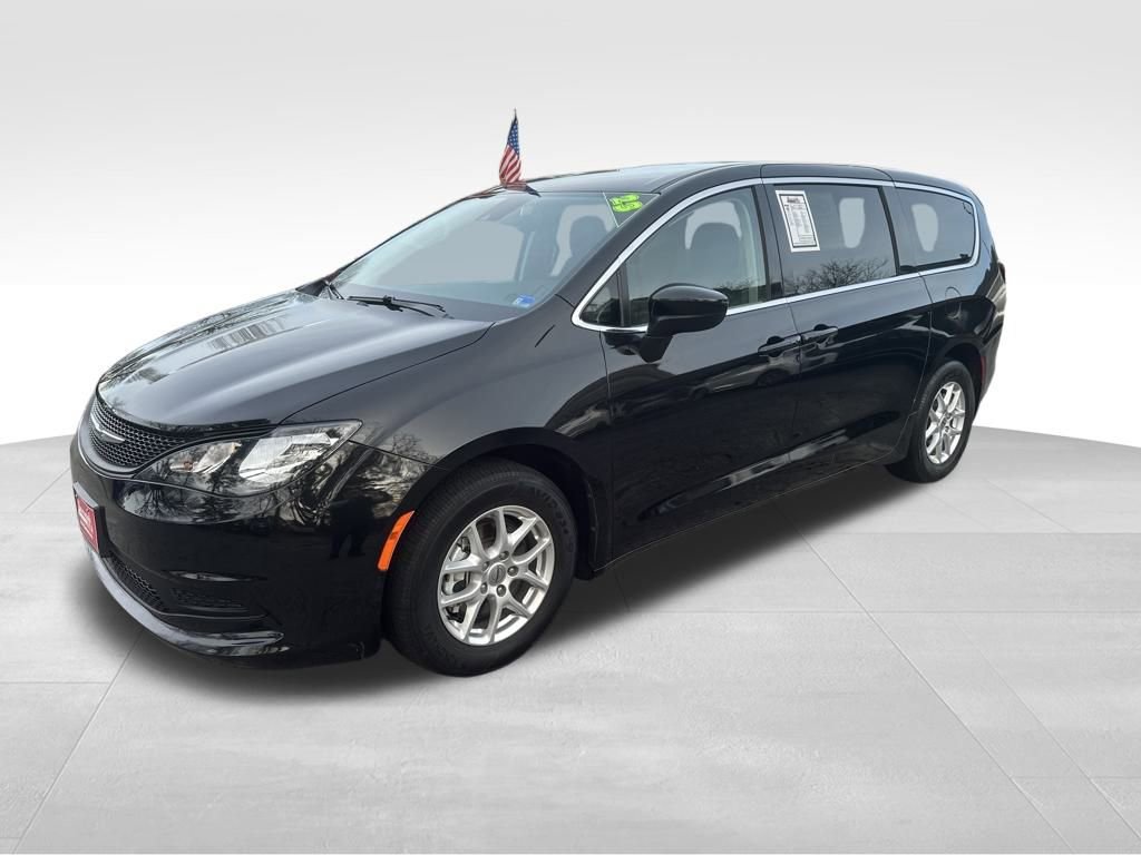 Used 2023 Chrysler Voyager LX image 2